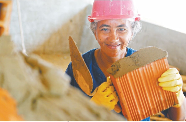 Mulheres na construção civil mudam cultura do canteiro de obras, diz engenheira